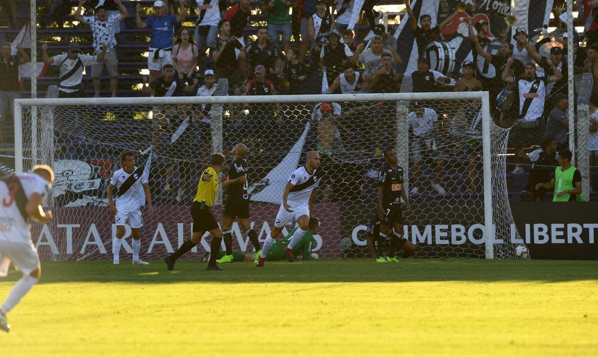 Fotos do primeiro tempo do jogo entre Danubio e Atltico, em Montevidu, pela segunda fase da Libertadores