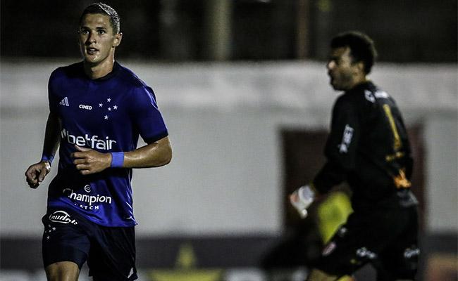 Mateus Vital fechou a goleada celeste
