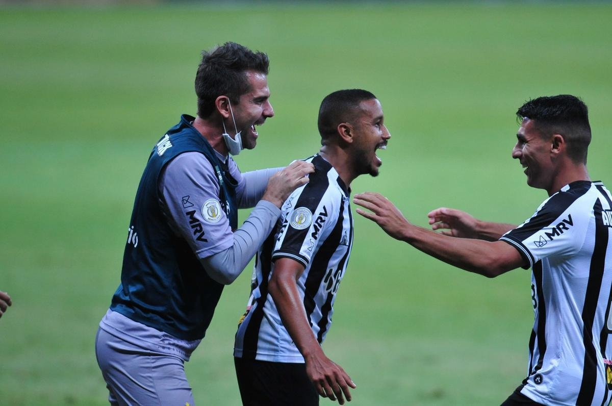 No segundo tempo, o volante Jair ampliou para o Atltico: 3 a 0