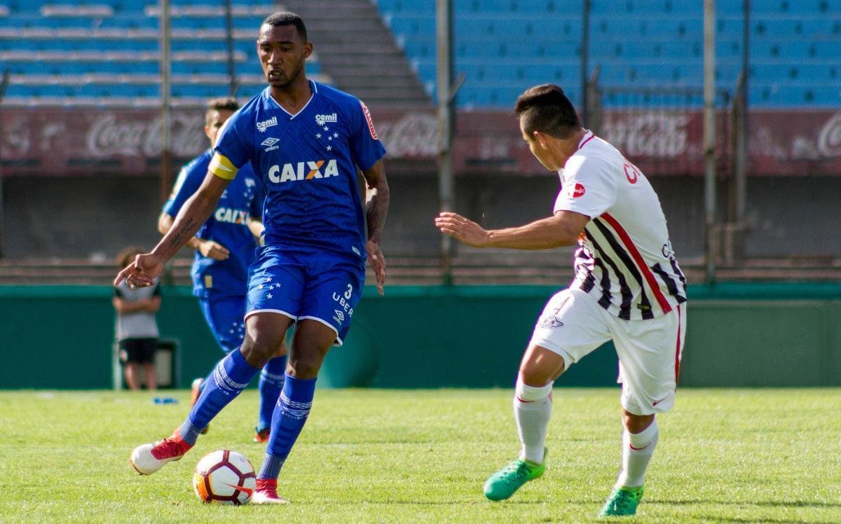 Arthur (17/06/1999): quinta alternativa da posio no grupo celeste, o jovem de 18 anos disputou trs partidas pelo clube em 2017. Na atual temporada, ainda no teve a oportunidade de entrar em campo. Na imagem acima, Arthur estava em ao pelo time jnior na Copa Libertadores Sub-20.