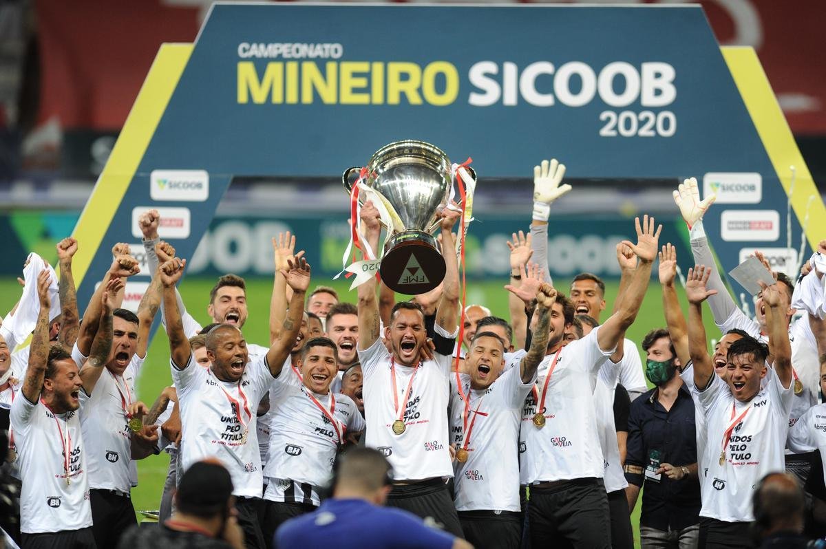 Atltico ergue a taa de campeo mineiro de 2020; na comemorao, tcnico Jorge Sampaoli  carregado pelos jogadores no Mineiro