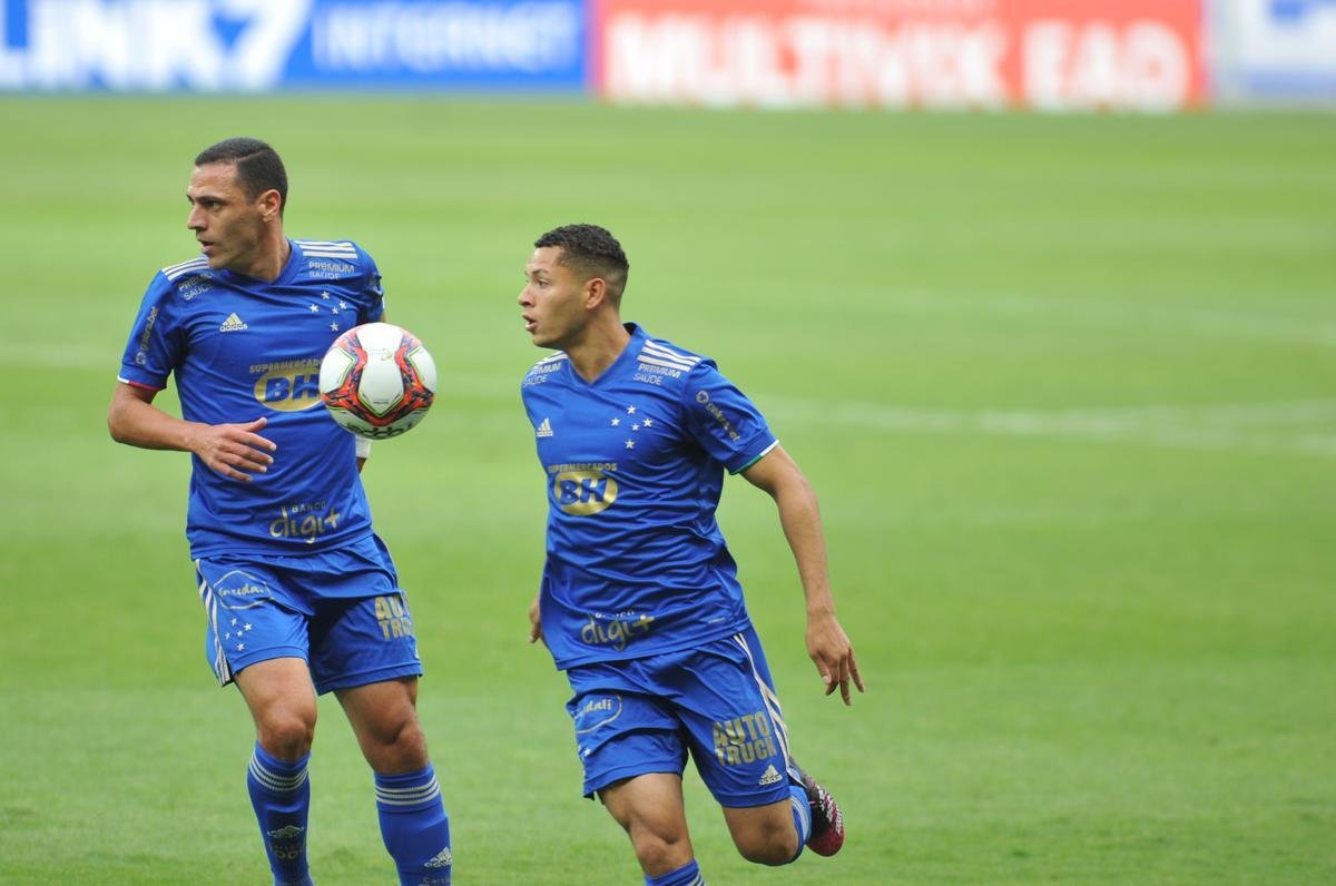 Matheus Pereira (lateral-esquerdo) - 6.4