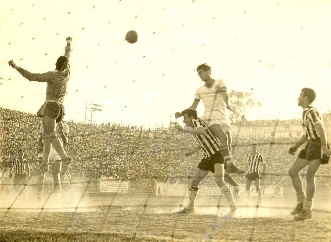 1954 - O ltimo jogo do Atltico antes do Mundial da Sua foi um amistoso contra o Asas, no antigo Estdio Presidente Antnio Carlos, em Lourdes. O time alvinegro venceu por 2 a 0. Durante o Mundial, o Campeonato Mineiro no parou. Tanto  que em 4 de julho, dia em que a Alemanha Ocidental conquistava o mundo pela primeira vez, a equipe mineira venceu o Democrata, de Sete Lagoas, por 1 a 0, pelo Estadual, novamente no Estdio de Lourdes.