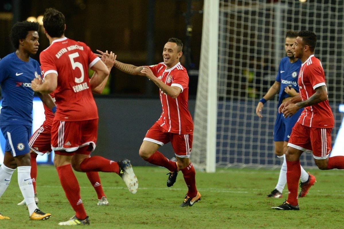 Rafinha - o Cruzeiro procurou o estafe de Rafinha antes mesmo de Wagner Pires de S ter sido eleito presidente do clube, no incio de outubro. O principal empecilho para a negociao era o contrato entre o jogador e o Bayern, que ser encerrado em junho de 2018. Rafinha, que quer voltar a atuar no Brasil, perguntou a dirigentes do clube alemo se seria possvel uma liberao em janeiro. Ouviu resposta negativa. Titular da equipe, o camisa 13 seguir na Europa pelo menos at o meio do ano que vem.