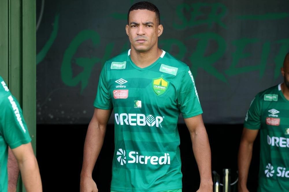 O atacante Jenison marcou 7 gols em 33 jogos pelo Cuiab, que terminou a Srie B em 4, com 61 pontos, e subiu  primeira diviso.