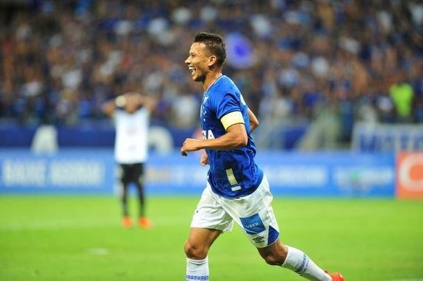 Imagens do jogo entre Cruzeiro e Tupi, no Mineiro