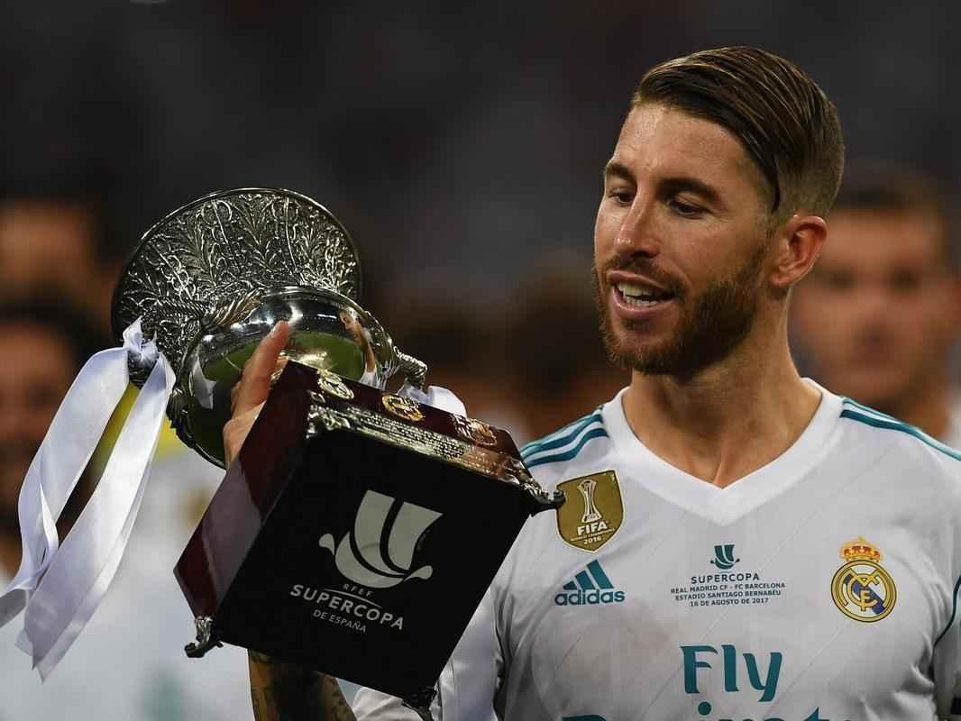 Jogadores do Real Madrid comemoram ttulo da Supercopa da Espanha sobre o Barcelona