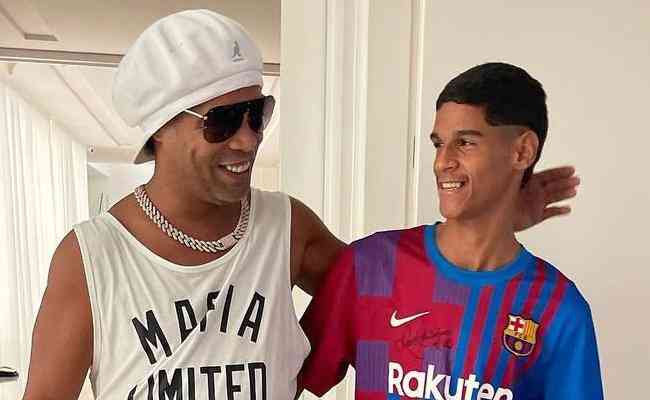 Cara da Luva de Pedreiro e Ronaldinho Gacho se encontraram pessoalmente nesta segunda-feira (28)