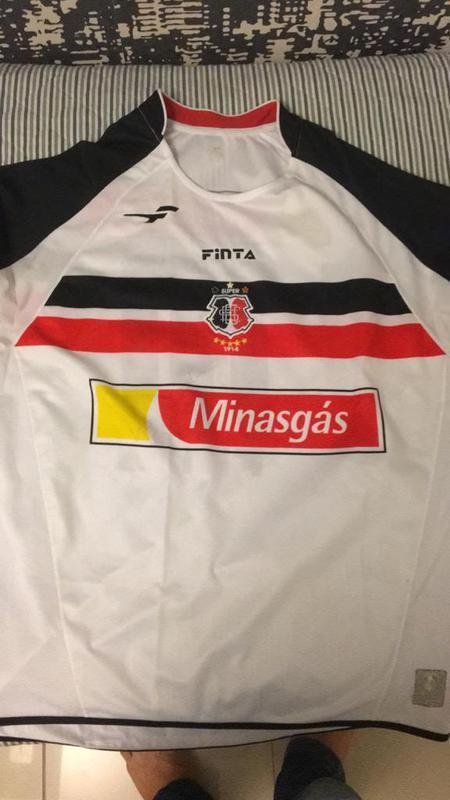 Camisa do Santa Cruz do ano de 2006 está entre as peças que o torcedor Sérgio Lêdo coleciona em seu acervo pessoal