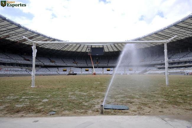 06/12/2012 - Gramado j instalado no campo. Reforma entra na parte dos detalhes, do acabamento final.