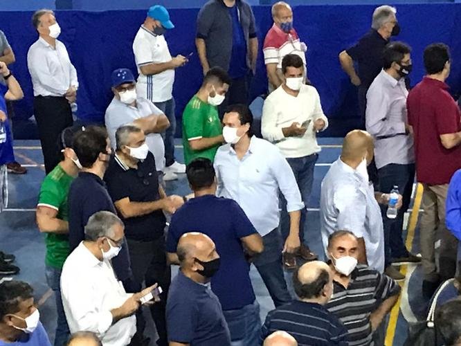 Conselheiros e associados do Cruzeiro durante votação de mudança do Estatuto do clube. Assembleia geral autorizou venda de até 90% das ações da SAF para investidores. Houve festa dos cruzeirenses no Parque Esportivo do Barro Preto, em BH, devido à possibilidade de chegada de recursos para tornar o futebol mais competitivo a partir de 2022.