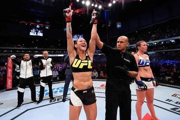 Fotos da vitória de Cris Cyborg em sua estreia no UFC