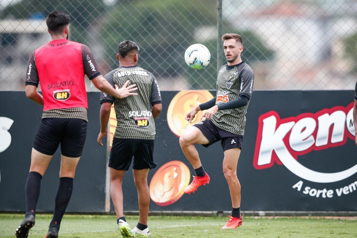 Imagens do primeiro treino de Eduardo Vargas pelo Atltico