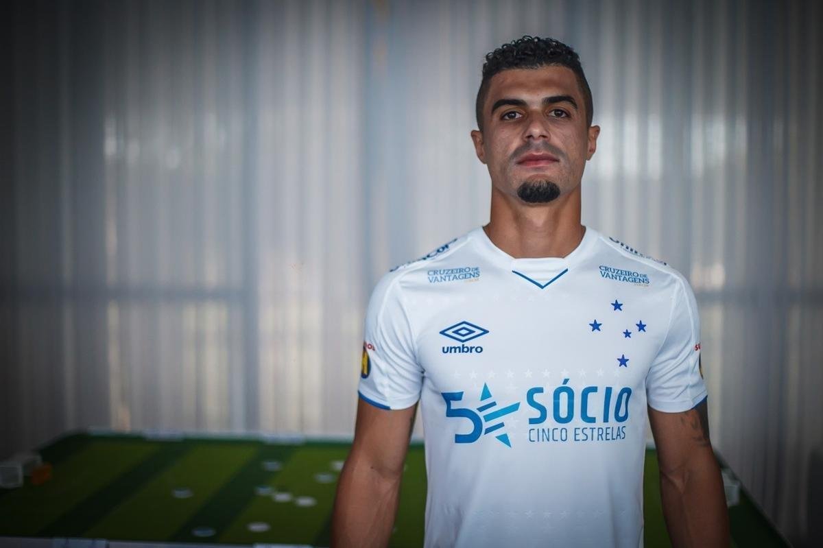 Aps postagens de Fred no Instagram, Cruzeiro divulgou fotos mais detalhadas da nova camisa branca