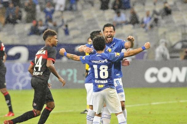 No segundo tempo, Fred marcou duas vezes e ampliou vantagem do Cruzeiro para 3 a 0