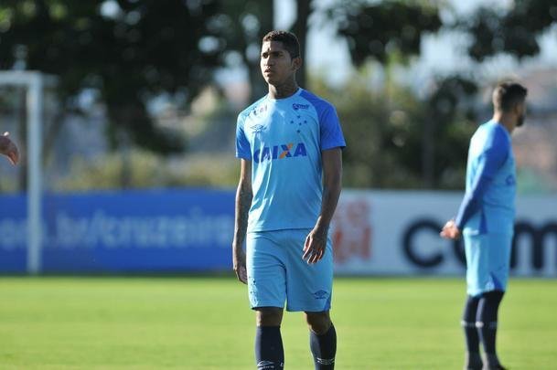 Jogadores do Cruzeiro durante treino desta sexta-feira na Toca da Raposa II