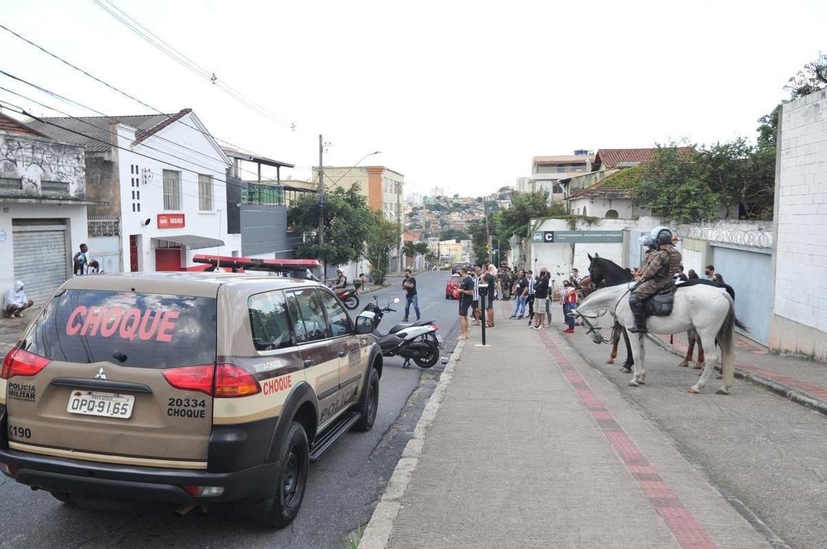 Chegadas de Amrica e Atltico ao Independncia para o jogo de ida da final do Campeonato Mineiro. Delegaes foram recebidas por alguns torcedores no Horto, em BH (Juarez Rodrigues/EM/D. A Press)
