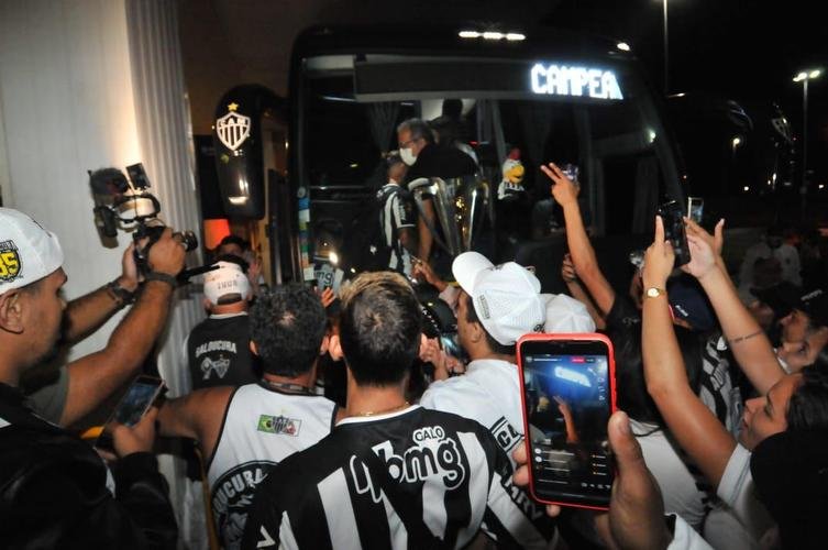 Jogadores e comiss�o t�cnica do Atl�tico foram recepcionados por dezenas de torcedores no Aeroporto Internacional de BH, em Confins, ap�s o t�tulo da Supercopa sobre o Flamengo, em Cuiab�. Hulk foi um dos jogadores mais assediados pelos atleticanos.