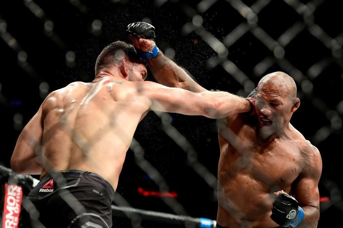 Ronaldo Jacar venceu Chris Weidman por nocaute tcnico no terceiro round