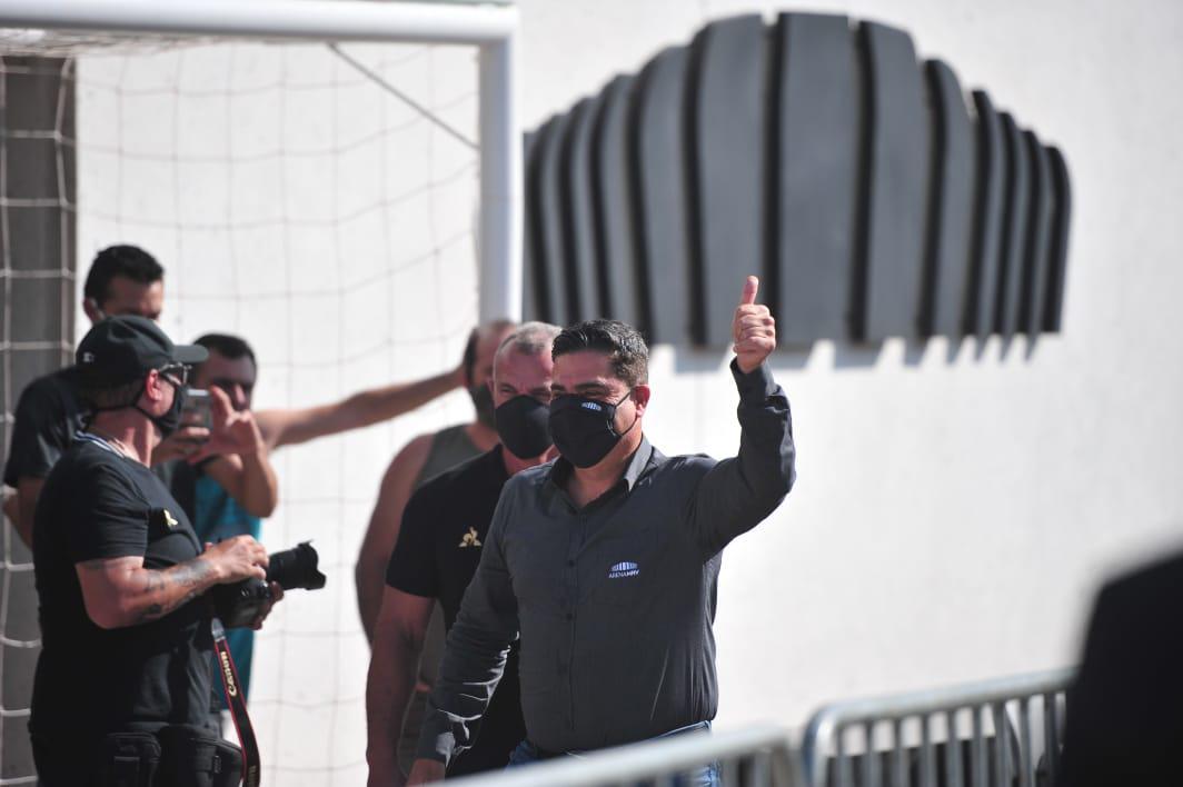 Fotos da visita do ídolo atleticano Ronaldinho Gaúcho às obras de construção da Arena MRV, estádio do Atlético, em Belo Horizonte. Dentro de Centro de Experiências criado pelo clube, ex-craque tirou fotos com dirigentes e funcionários. Do lado de fora, ele foi vaiado e xingado ao sair por não ter parado para saudar os fãs que o aguardavam debaixo de sol quente.