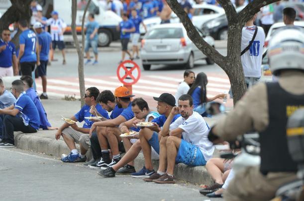 Fotos da torcida do Cruzeiro no primeiro clssico da final do Mineiro, contra o Atltico, no Mineiro