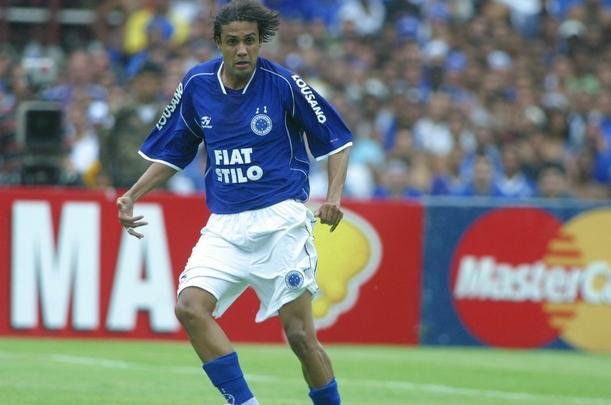 Em 30 de novembro de 2003, Cruzeiro derrotou o Paysandu por 2 a 1, no Mineiro, pela 44 rodada, e confirmou o ttulo brasileiro de forma antecipada. Zinho, no primeiro tempo, e Mota, no segundo, marcaram os gols celestes. Aldrovani descontou para o Papo. Depois do apito final, uma grande festa tomou conta do gramado e das arquibancadas. 