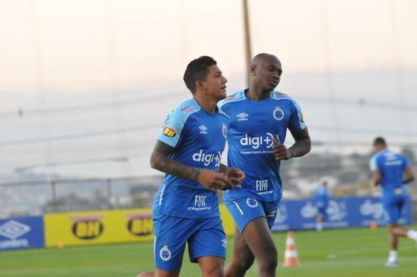 Cruzeiro iniciou sua intertemporada nesta segunda-feira na Toca da Raposa II. Tcnico Mano Menezes contou com elenco completo. Grupo agora comea preparao para decises com Atltico na Copa do Brasil, River Plate na Copa Libertadores e 29 rodadas restantes do Campeonato Brasileiro
