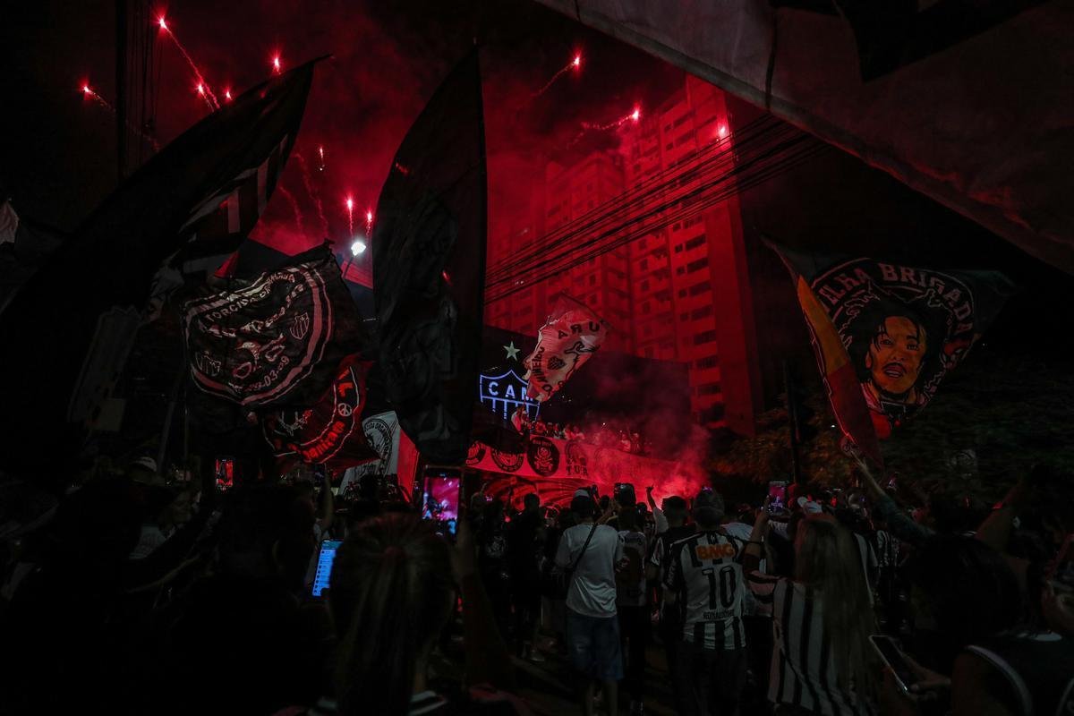 Torcedores do Atltico fizeram viglia em comemorao ao aniversrio de 114 anos do clube, na madrugada desta sexta-feira, na porta da sede de Lourdes