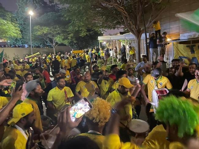 Seleção Brasileira chegou ao hotel The Westin Doha Hotel & Spa, no Centro de Doha, capital do Catar, e teve recepção calorosa de torcedores do Brasil e de outros países. Muitos curiosos apareceram para tentar ver os craques que vão buscar o hexa na Copa do Mundo