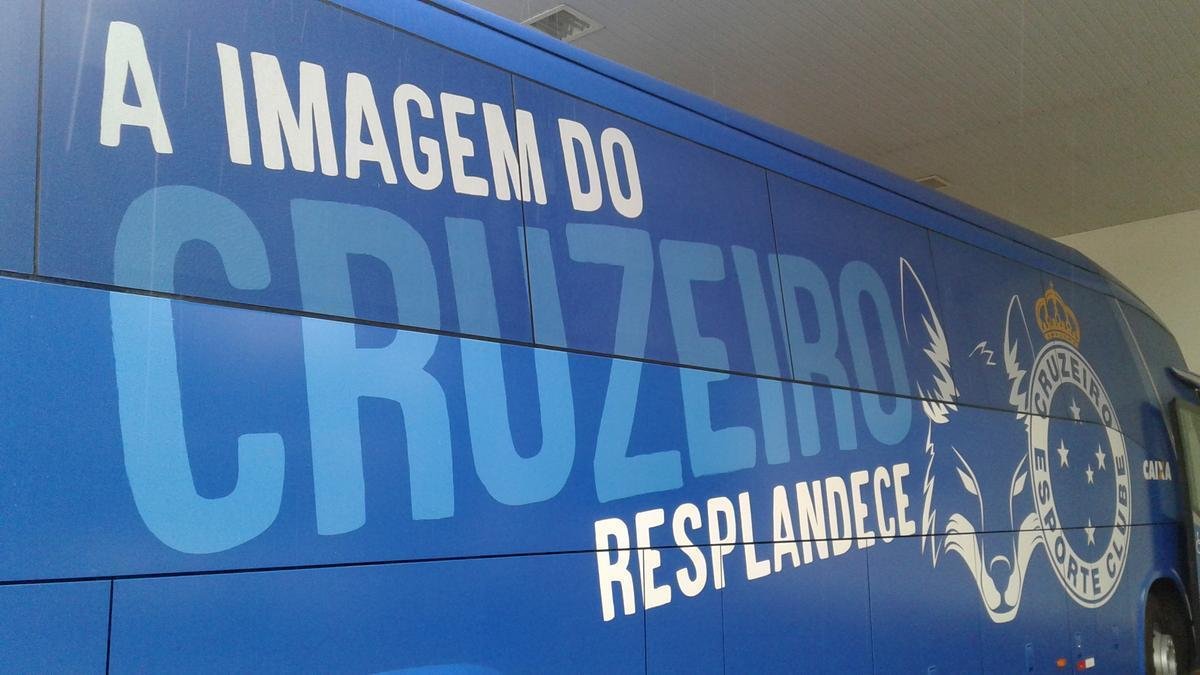 Famosa passagem do hino nacional brasileiro estampa as laterais do nibus