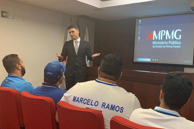 Promotor recebe torcedores, diz que investiga
