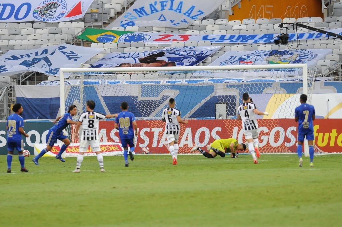 Fotos da vitria do Cruzeiro sobre o Athletic de So Joo del-Rei, por 1 a 0, no Mineiro, pela quarta rodada do Campeonato Mineiro de 2021. Marcelo Moreno, de pnalti, marcou o gol do triunfo celeste no Gigante da Pampulha
