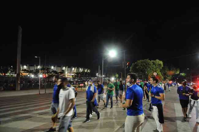 Longas filas se formaram na Avenida Abraho Caram, em frente ao Mineiro