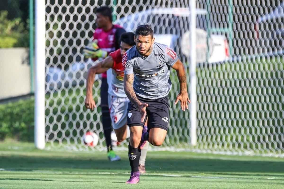 Com gols de Fred e Carlos Csar, Atltico vence jogo-treino contra Guarani de Divinpolis, na Cidade do Galo, por 2 a 0