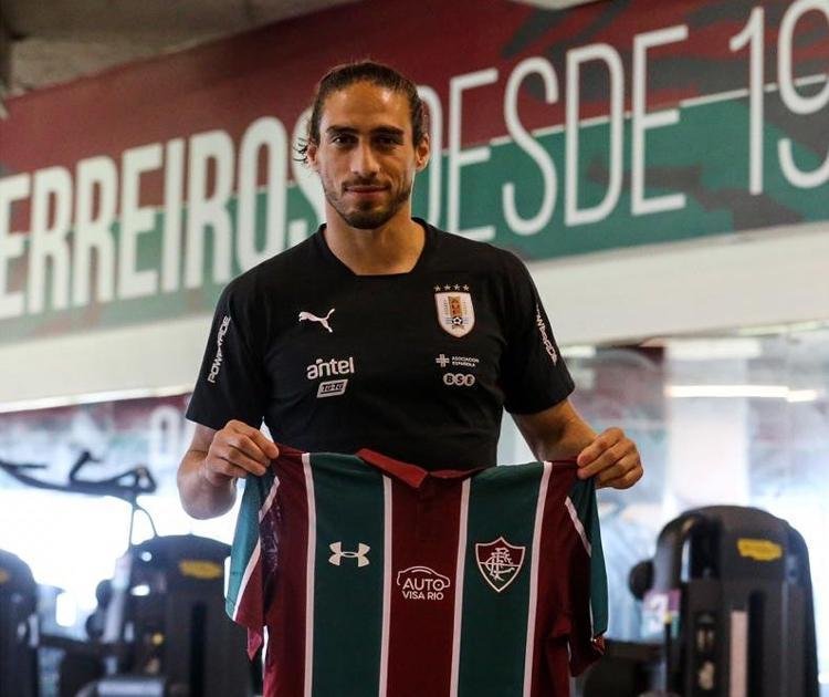 Martín Cáceres, do Uruguai, posa com camisa do Flu