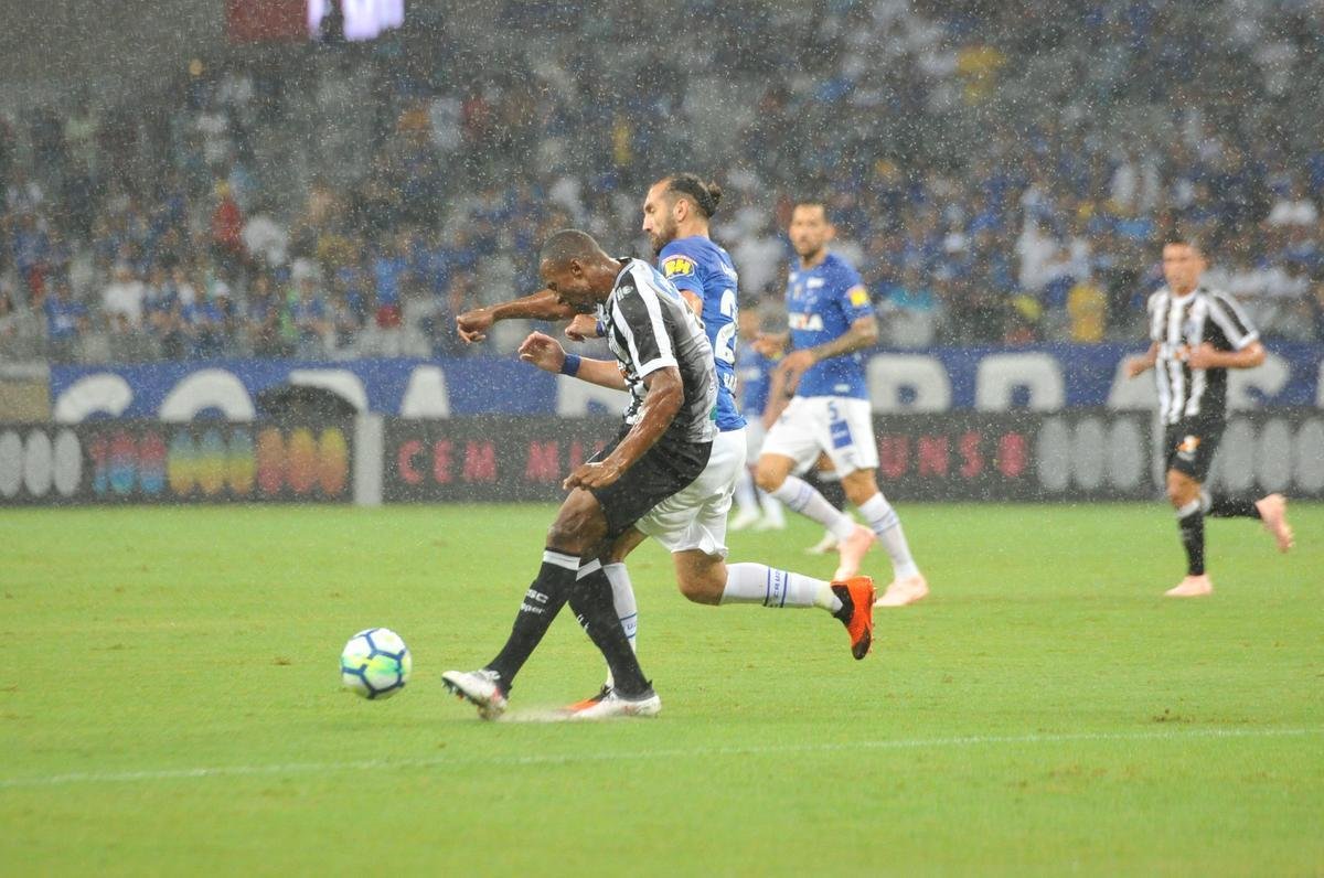 Fotos de Cruzeiro x Cear, no Mineiro, em jogo atrasado da 27 rodada do Brasileiro
