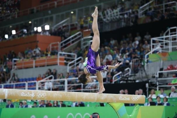 Na deciso, Flavinha sofreu um grande desequilbrio em um dos movimentos e chegou a ficar com apenas um p apoiado na trave, cometeu outras pequenas falhas e minimizou as suas chances