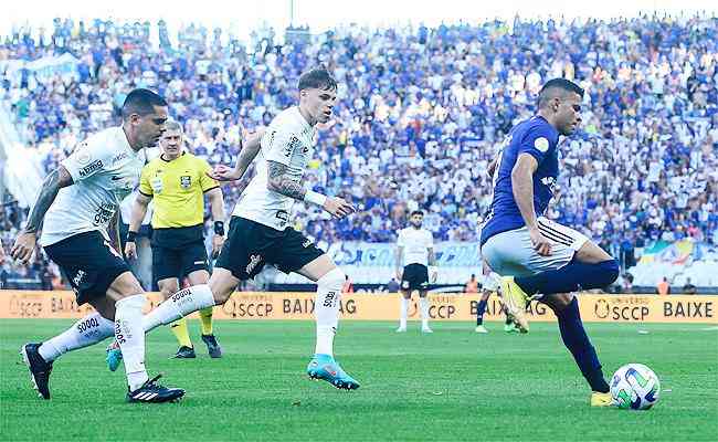 Cruzeiro se manifesta sobre arbitragem de jogo contra o Corinthians