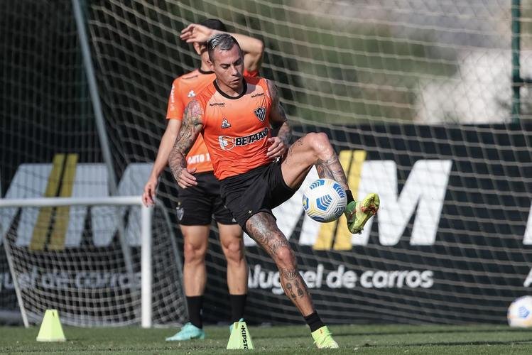 Com Guilherme Arana de volta, Cuca comanda atividade na Cidade do Galo