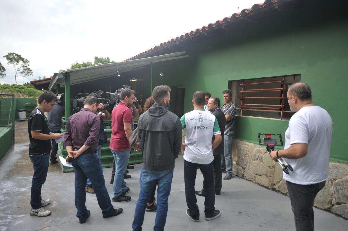 Amrica abriu Casa do Atleta, alojamento que recebe jovens das categorias de base do clube no Centro de Treinamento Lanna Drumond. Local abriga 60 jogadores. Segundo direo, contineres eram utilizados para receber atletas em perodo de testes, mas j esto desativados. Por falta de alvars da prefeitura de Contagem e laudo do Corpo de Bombeiros, Amrica realocou garotos em hotel de Belo Horizonte at regularizao do CT.