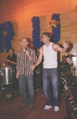 Aps a grande festa no Mineiro com a vitria sobre o Paysandu por 2 a 1, e tambm nas ruas de Belo Horizonte, em desfile carro aberto, jogadores, integrantes da comisso tcnica e dirigentes do Cruzeiro comemoraram o ttulo brasileiro e a indita Trplice Coroa de 2003 em evento fechado no hotel Ouro Minas, em Belo Horizonte. Familiares dos campees estiveram presentes. Imagens do arquivo do Estado de Minas mostraram a euforia dos jogadores, do tcnico Vanderlei Luxemburgo, do presidente Alvimar de Oliveira Costa e do vice, Zez Perrella, naquele 30 de novembro.