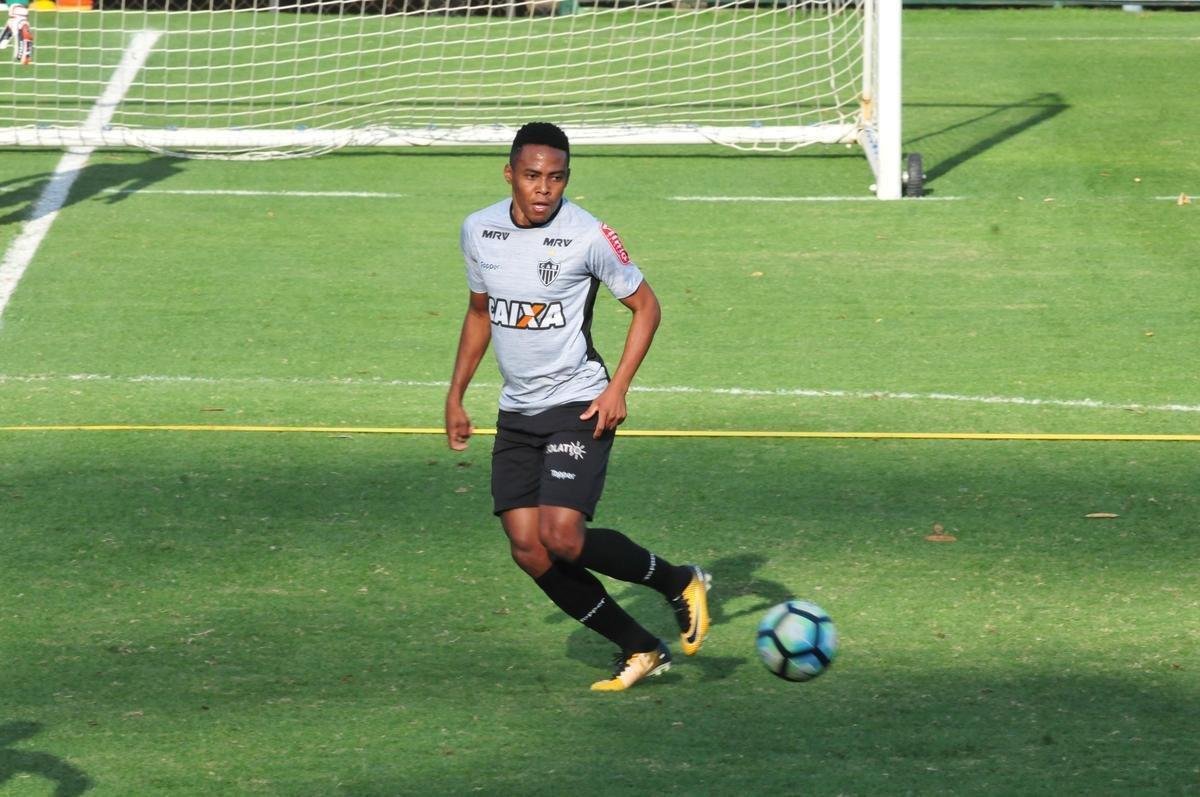 O tcnico Oswaldo de Oliveira foi apresentado na tarde desta tera-feira e, em seguida, comandou treino na Cidade do Galo