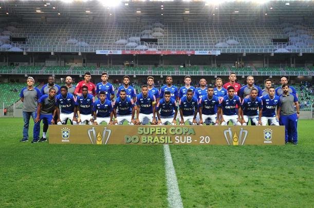 Aps por 2 a 2 no tempo normal, Cruzeiro derrotou Atltico por 4 a 2 nas penalidades e se sagrou campeo de torneio indito. Em 2018, clube celeste disputar a Copa Libertadores da categoria