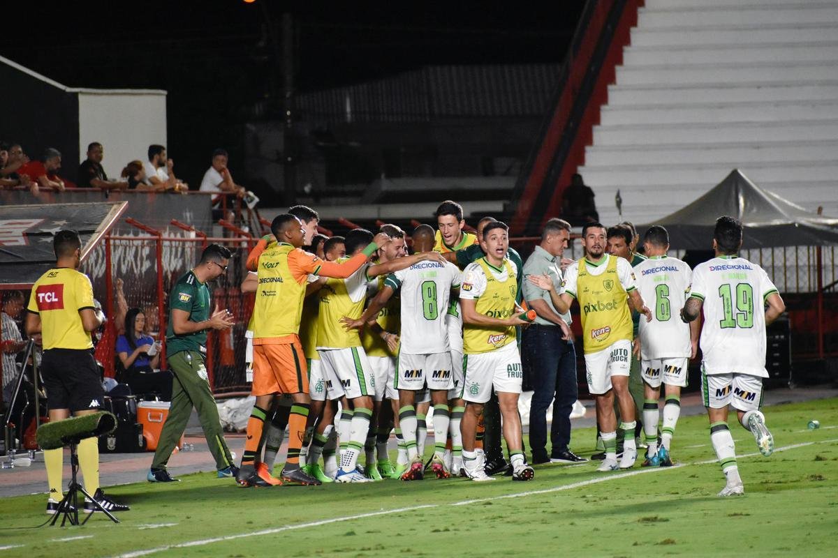  A vitria por 1 a 0 sobre o Atltico-GO fora de casa, pela 19 rodada, tirou o Amrica do Z4 do Campeonato Brasileiro. O resultado tambm marcou o incio de uma sequncia de nove jogos de invencibilidade - maior da histria do clube na Srie A. 
