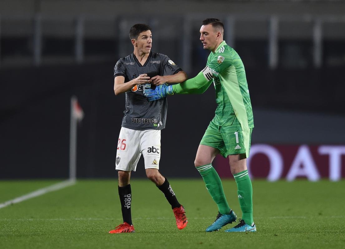 Fotos da expulso de Nacho Fernndez, do Atltico, na partida contra o River Plate pela Libertadores. Jogador atingiu o adversrio de forma no intencional numa dividida de bola e acabou recebendo o carto vermelho aps reviso do VAR