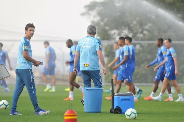 Fotos do primeiro treino de Abel Braga na Toca da Raposa II. Tcnico foi apresentado pelo Cruzeiro neste sbado e dirigir a equipe na segunda, s 20h, diante do Gois, no Serra Dourada, pela 22 rodada do Campeonato Brasileiro