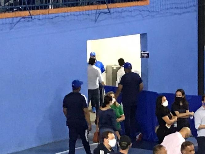 Conselheiros e associados do Cruzeiro durante votação de mudança do Estatuto do clube. Assembleia geral autorizou venda de até 90% das ações da SAF para investidores. Houve festa dos cruzeirenses no Parque Esportivo do Barro Preto, em BH, devido à possibilidade de chegada de recursos para tornar o futebol mais competitivo a partir de 2022.