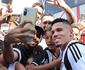 Torcida do Atltico recepciona jogadores em Ipatinga; veja fotos