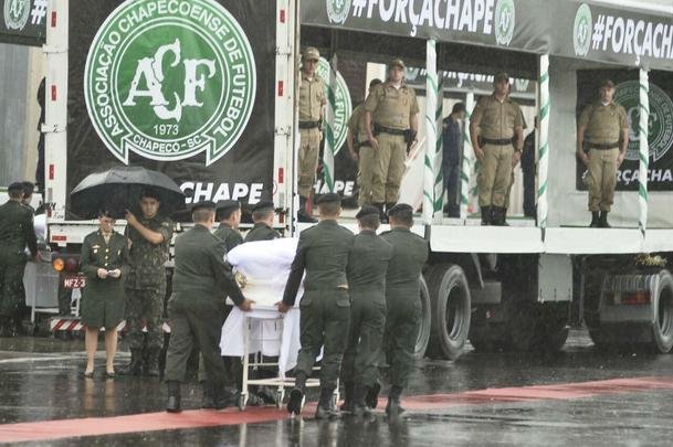 Honras militares na chegada das vítimas ao Aeroporto de Chapecó. Presidente Michel Temer esteve presente