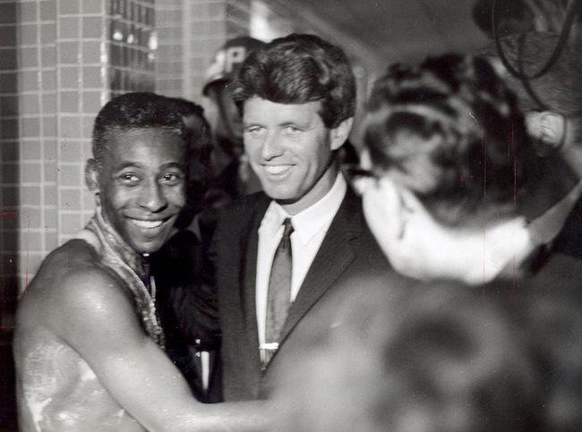 16/12/1965 - Pel ao lado do senador norte-americano Bob Kennedy (Robert Francis Kennedy)